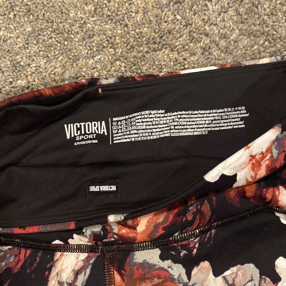 VICTORIA'S SECRET black rose floral knockout leggings - Picture 4 of 6